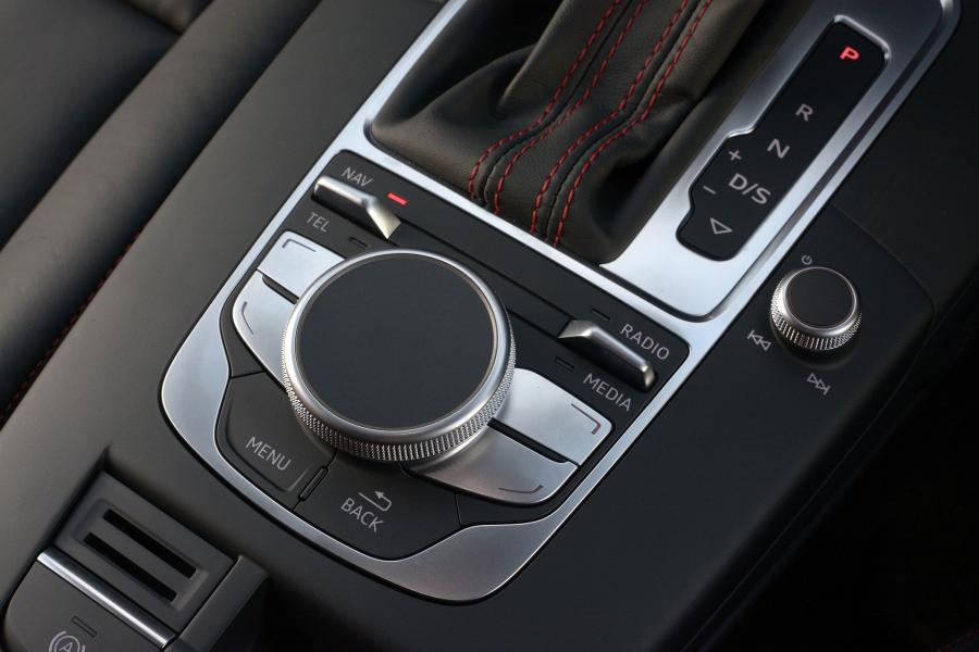 Детали интерьера Audi S3 Sedan (8V) 2013 года  (UK) (фото 50 из 53)